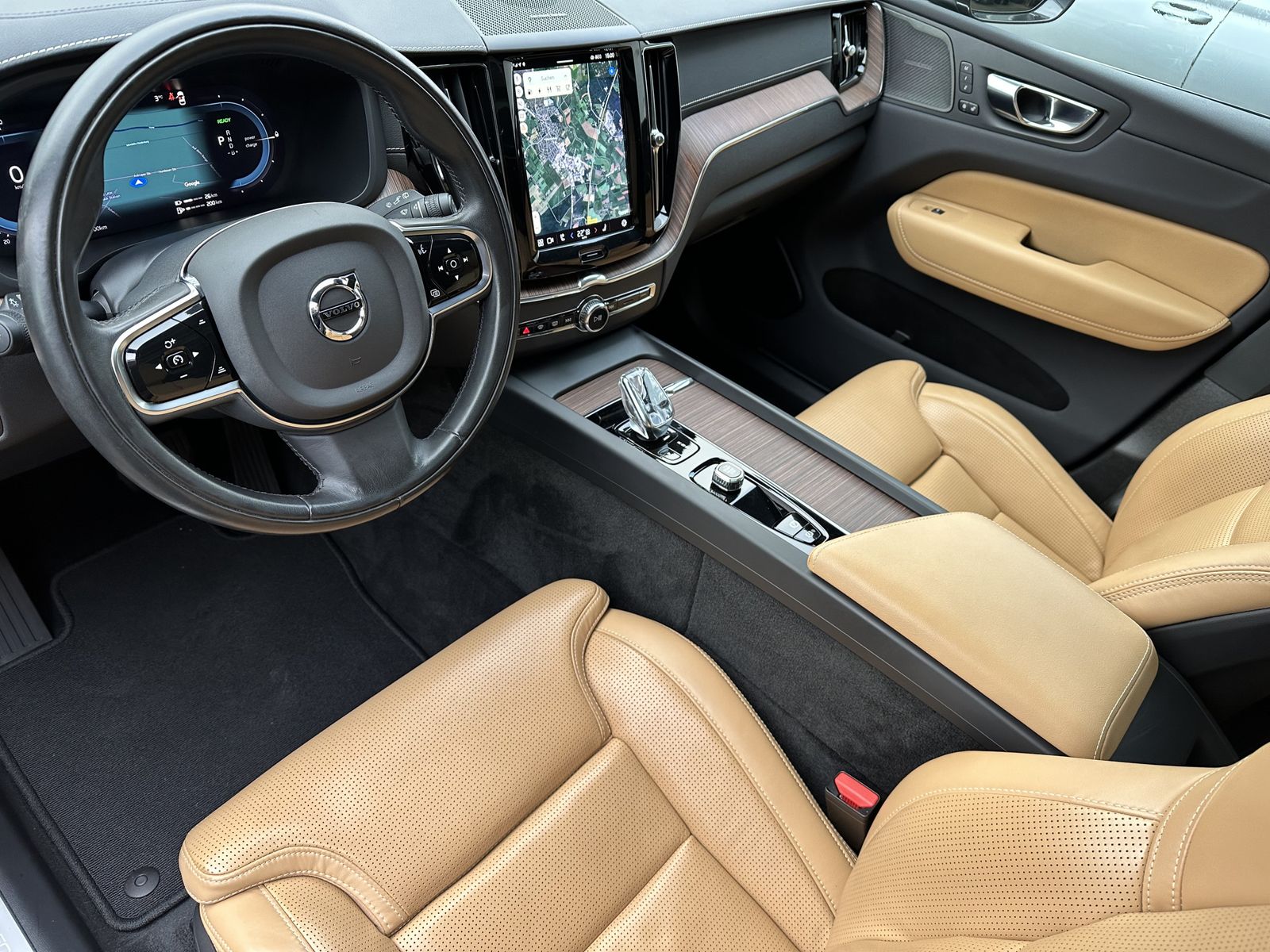 Volvo XC60 T6 AWD Plus Dark PANO+360°+VCOCK+AHK+20ZOLL
