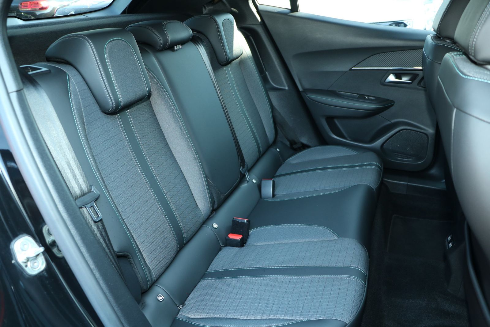 Peugeot E-2008 e-Allure - Samsaru's Car Outlet