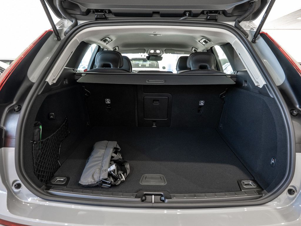 Volvo XC60 B5 AWD Essential NAVI W-LAN AHK LED FACEL.