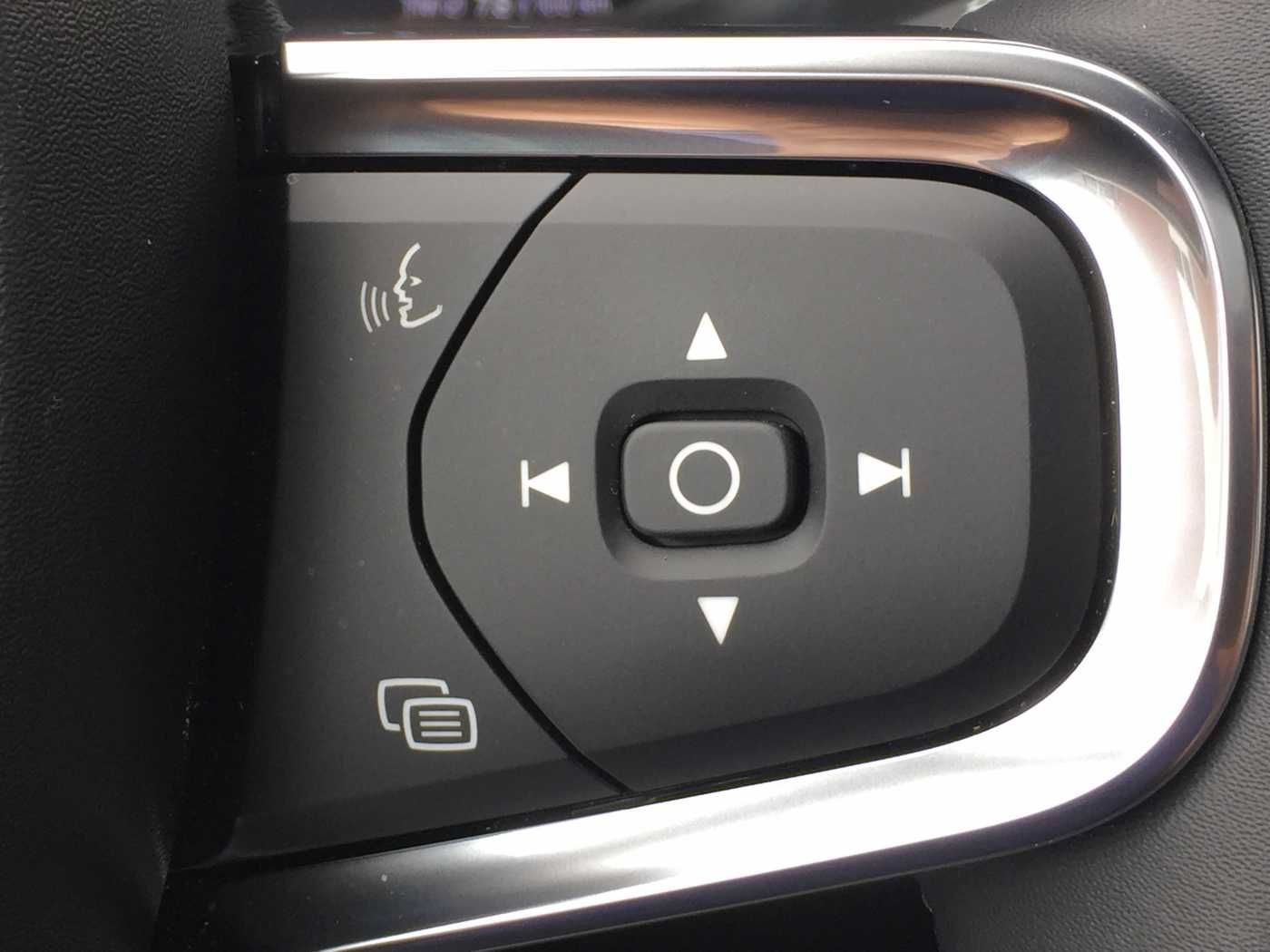 Volvo XC40 XC 40 T2 Plus Dark 2WD Panorama, AHK, GJR u