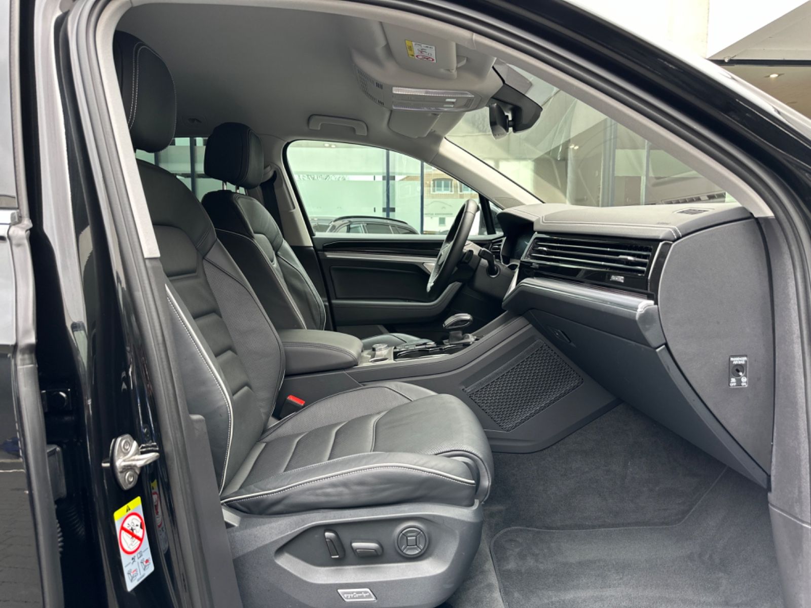Volkswagen Touareg 3.0 TDI 4M Elegance - Samsaru's Car Outlet