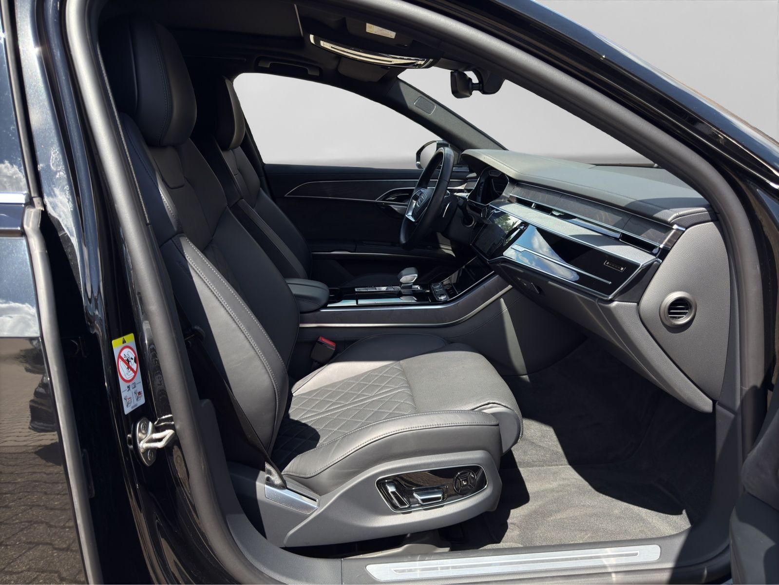 Audi A8 60 TFSIe Q LM20 - Samsaru's Car Outlet