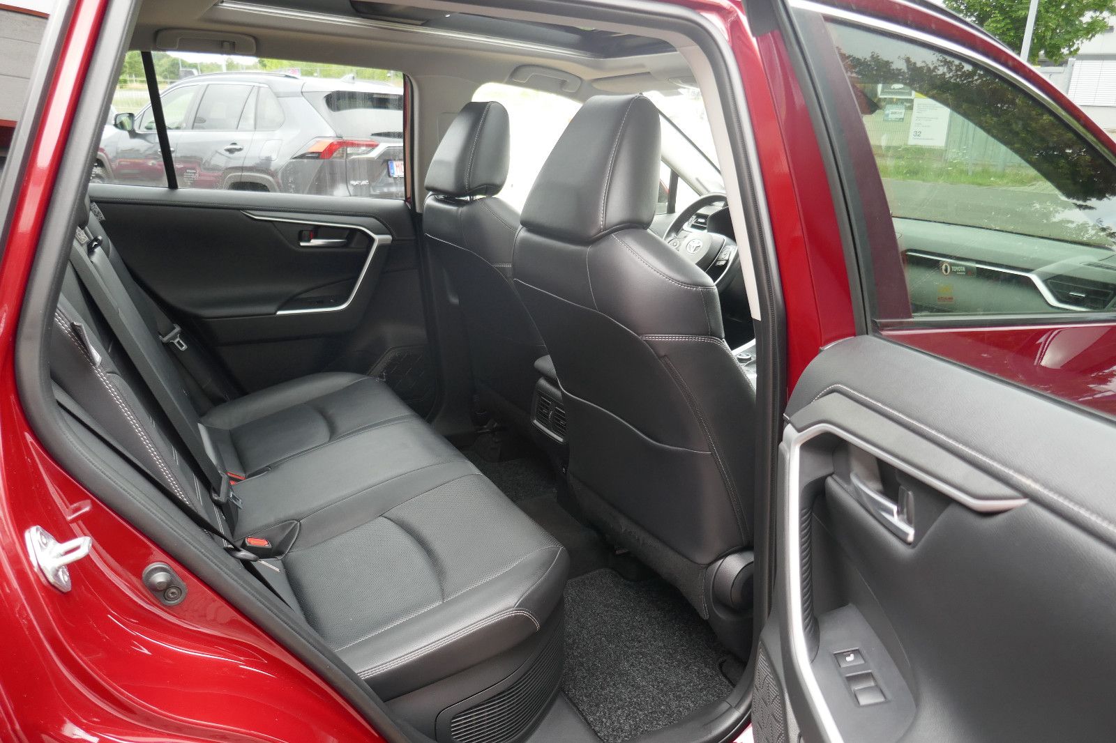 Toyota RAV 4 Hybrid Lounge Allrad - Samsaru's Car Outlet