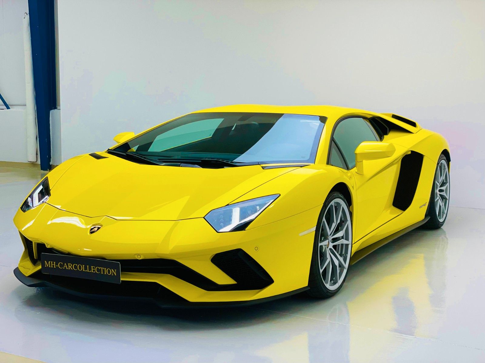 Lamborghini Aventador S - Samsaru's Car Outlet