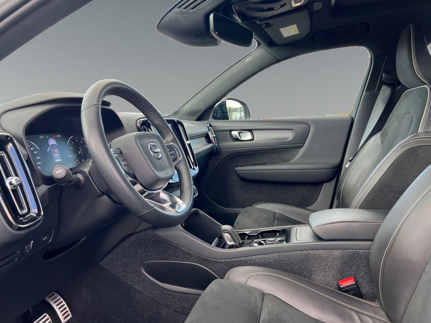 Volvo XC40 Plus Dark 2WD B4 StandHZG AHK El. Panodach