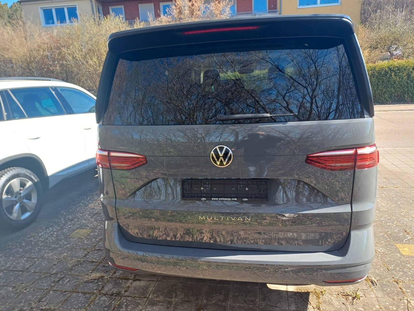 Volkswagen T7 Multivan 2.0 TDI DSG Life - Samsaru's Car Outlet