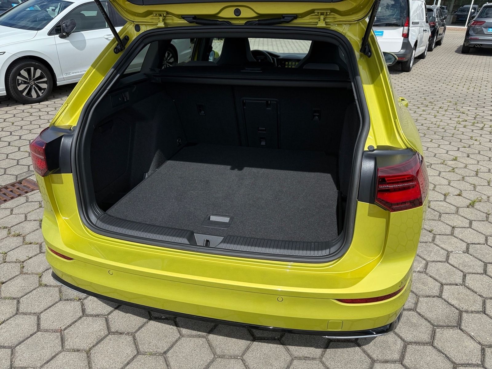 Volkswagen Golf VIII Variant 1.5 TSI R-Line - Samsaru's Car Outlet