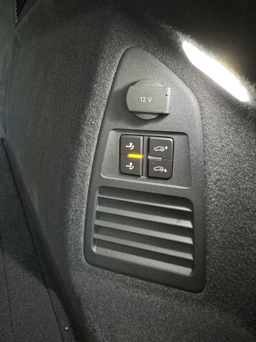 Volkswagen Touareg R-Line 4Motion - Samsaru's Car Outlet