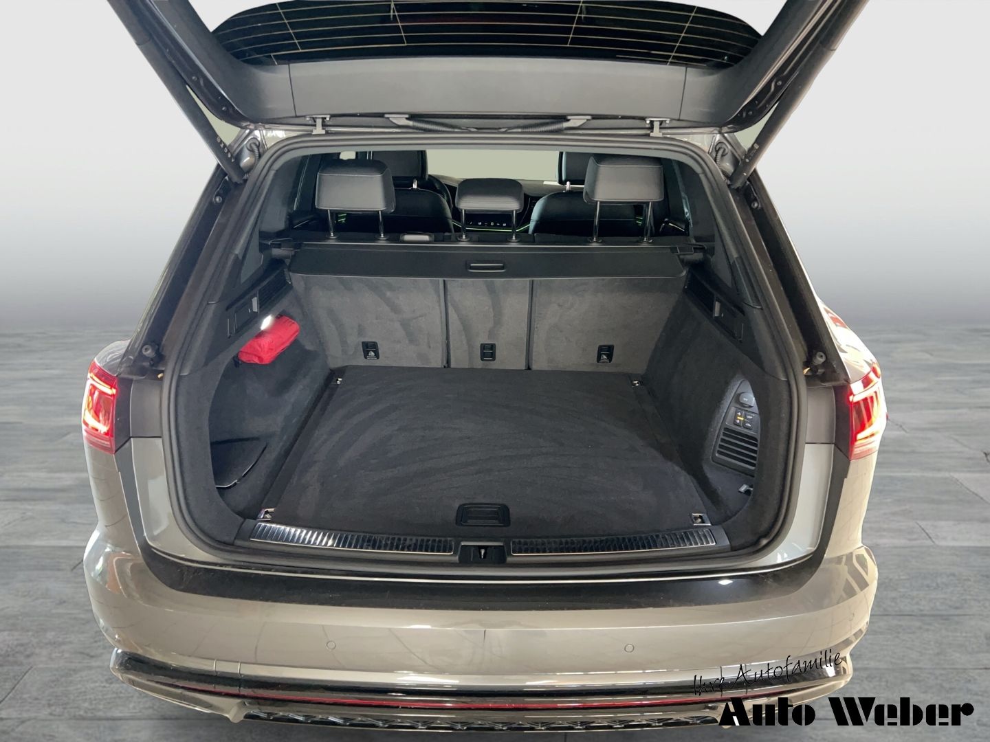 Volkswagen Touareg V6 4Motion R-Line - Samsaru's Car Outlet