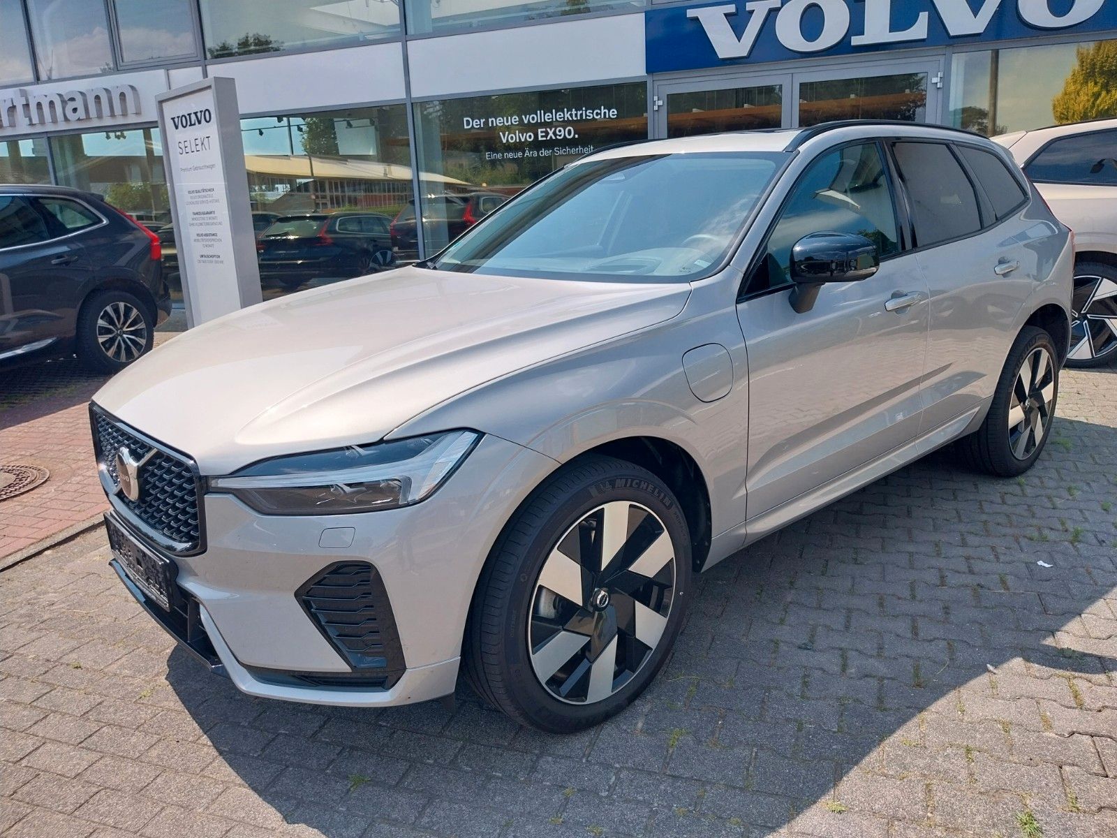 Volvo XC60 Ultimate Dark Recharge Plug-In Hybrid AWD - Samsaru's Car Outlet