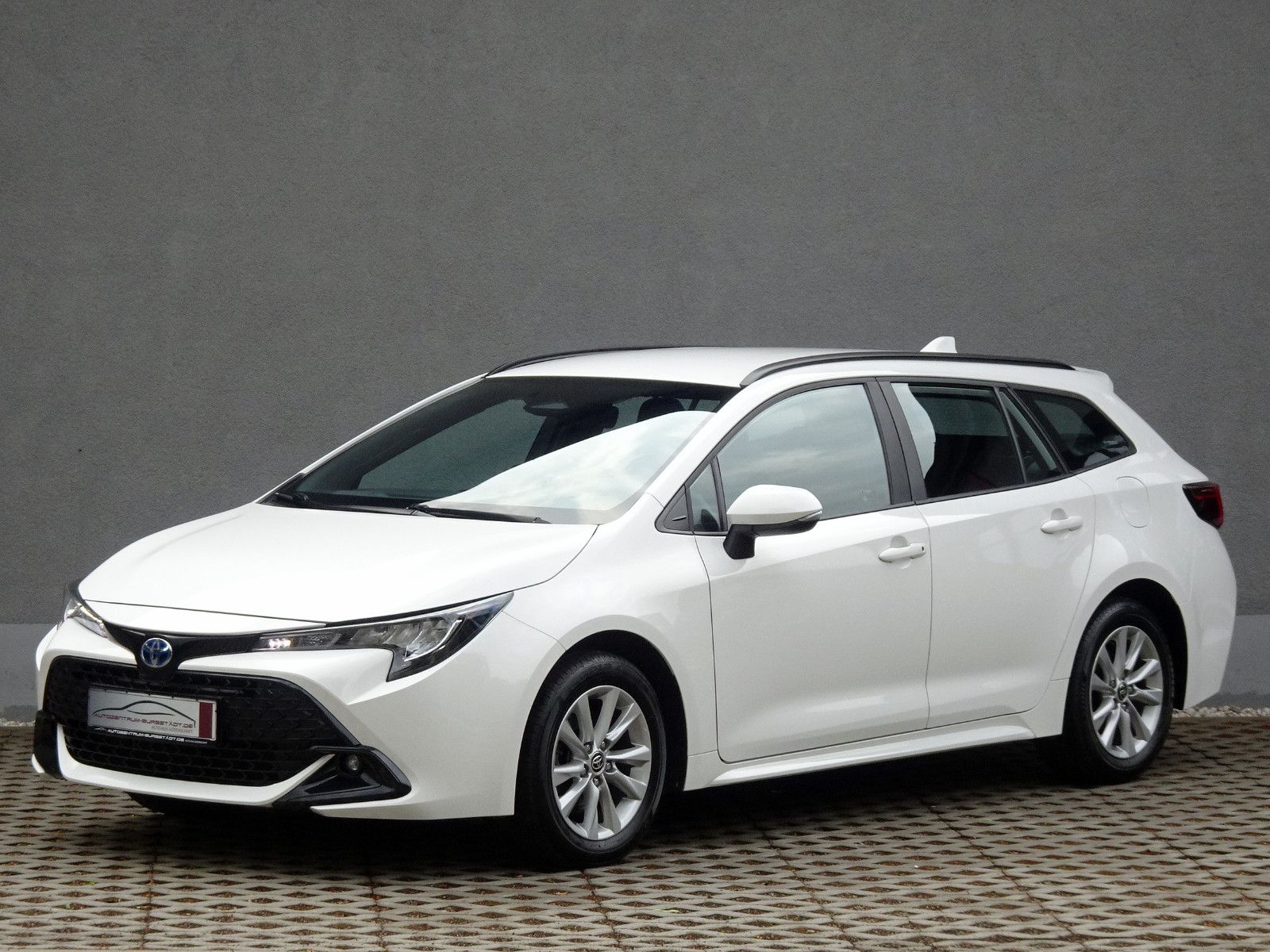 Toyota Corolla Touring Sports 2.0 Hybrid Business - Samsaru's Car Outlet