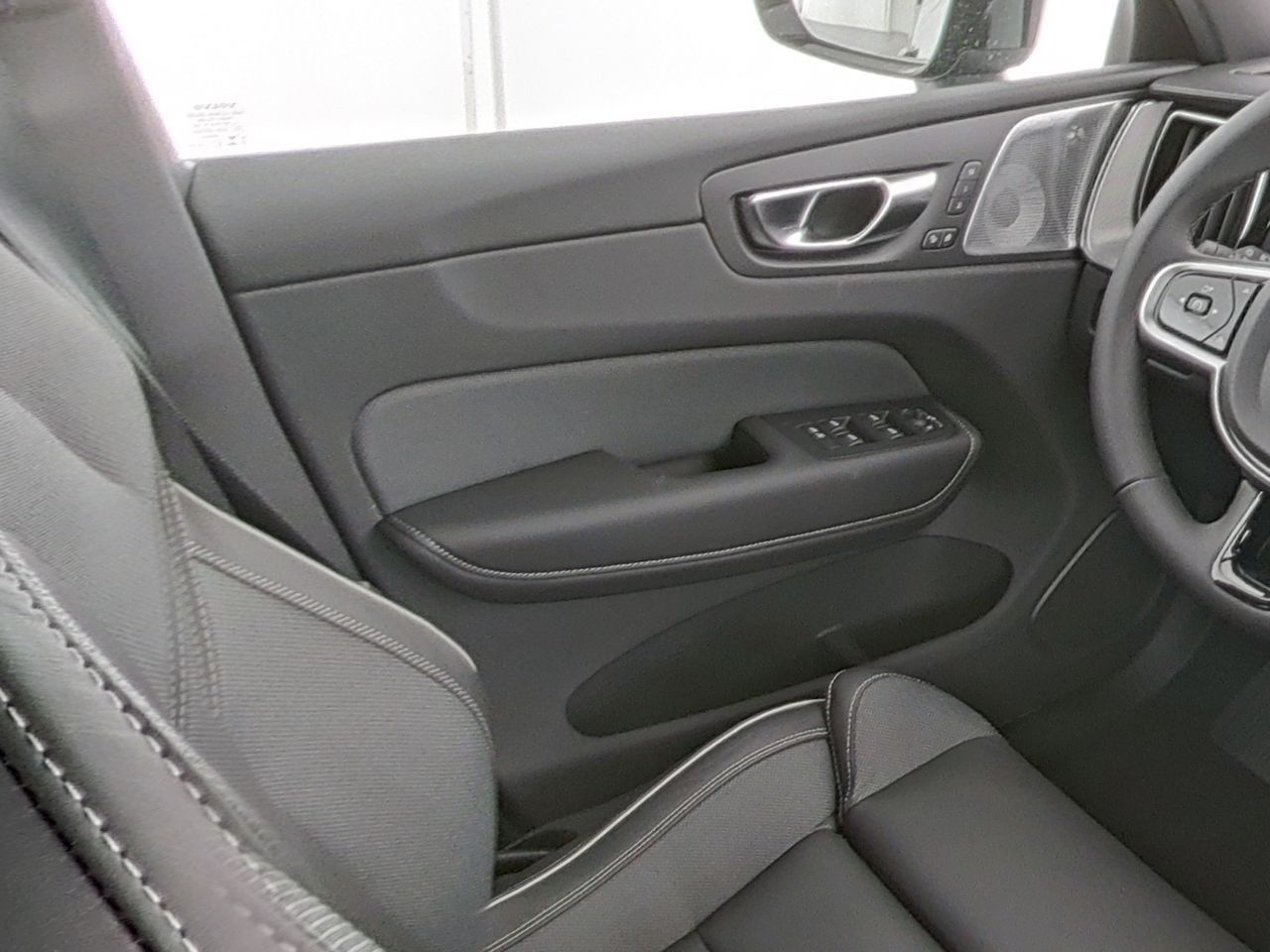 Volvo XC60 B5 Ultra Black Edition AWD !!!HUD+PANO+360°