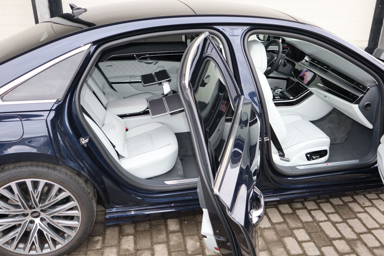 Audi A8L 60 TFSIe lang exclusive - Samsaru's Car Outlet