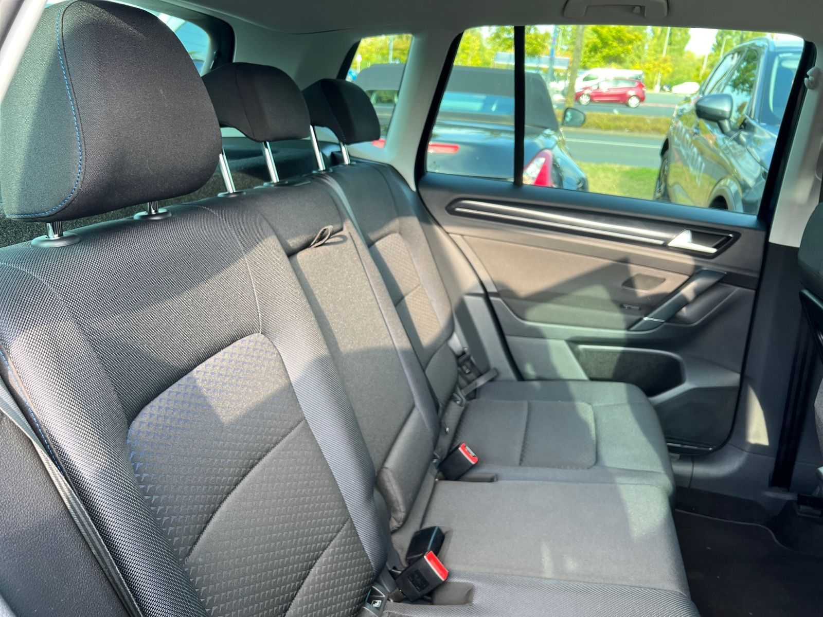 Volkswagen Golf Sportsvan VII e - Samsaru's Car Outlet