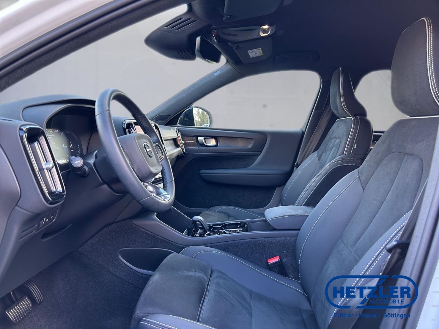 Volvo XC40 Plus Dark Recharge Plug-In Hybrid 2WD Stand