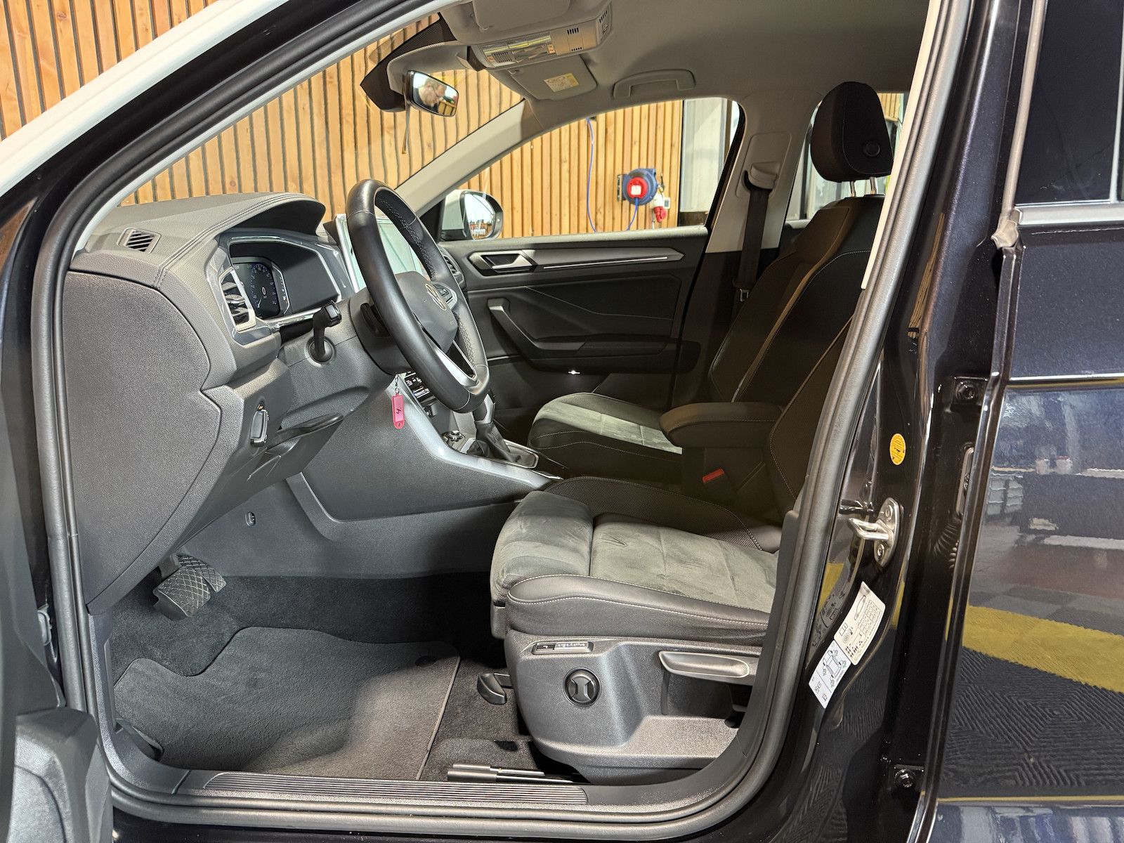 Volkswagen T-Roc 2.0 TDI Style - Samsaru's Car Outlet