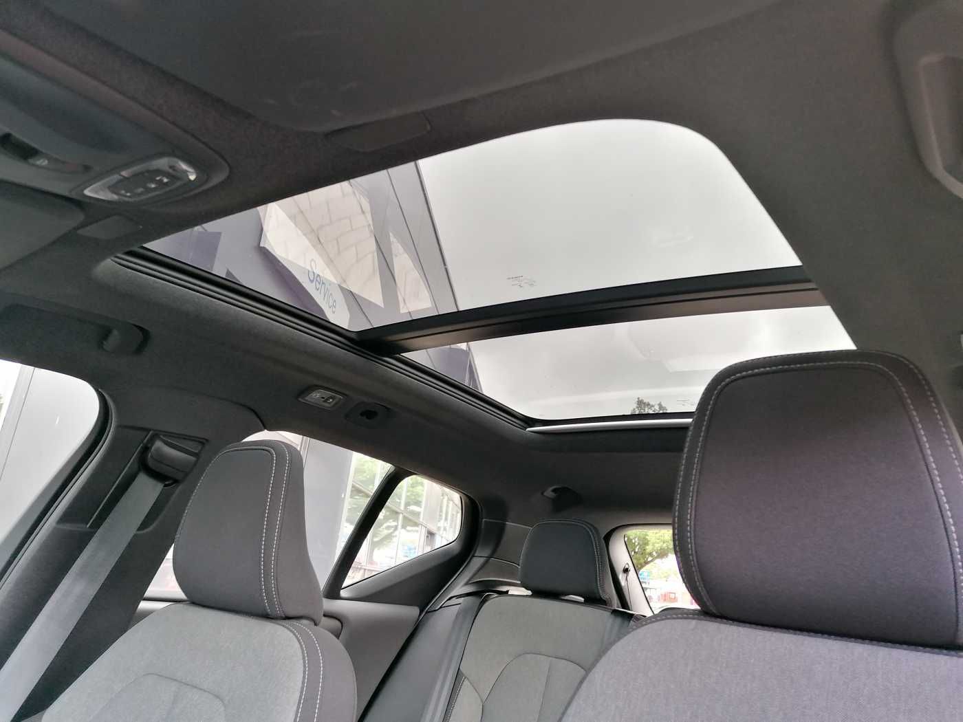 Volvo XC40 T2 2WD Plus Dark 360°/ AHK/ PANO