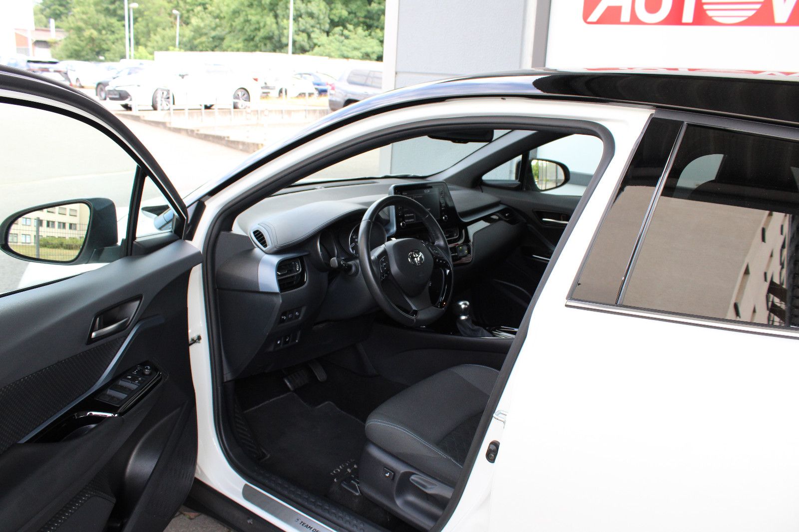 Toyota C-HR 2.0 Hybrid - Samsaru's Car Outlet