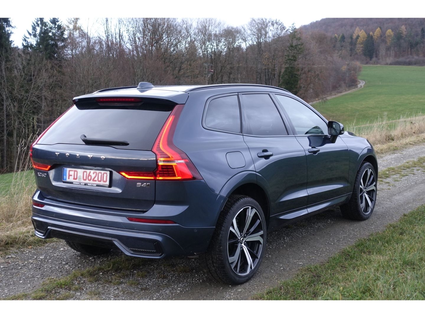 Volvo XC60 B4 D AWD MHEV Ultimate Dark / AHK / Pano /