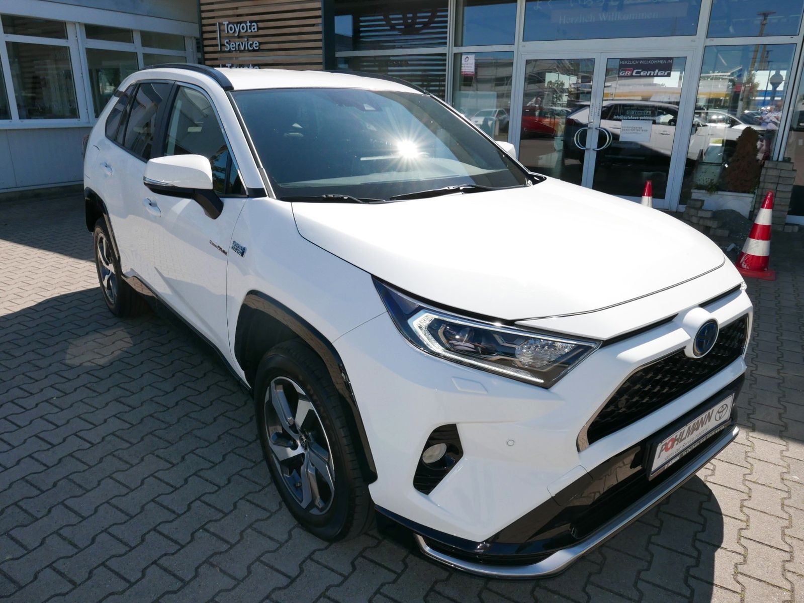 Toyota RAV 4 Plug-in Hybrid 4x4 - Samsaru's Car Outlet