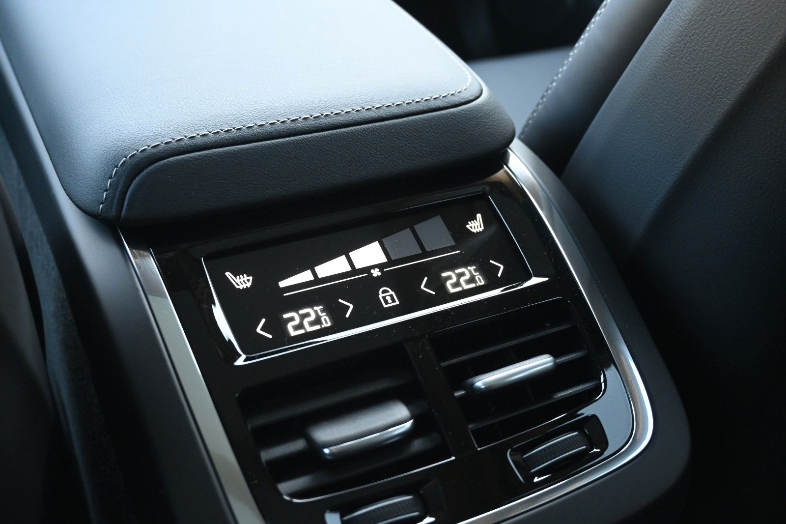 Volvo XC60 B5 B AWD Ultra Dark*PANO*360°*LUFT*ACC*AHK