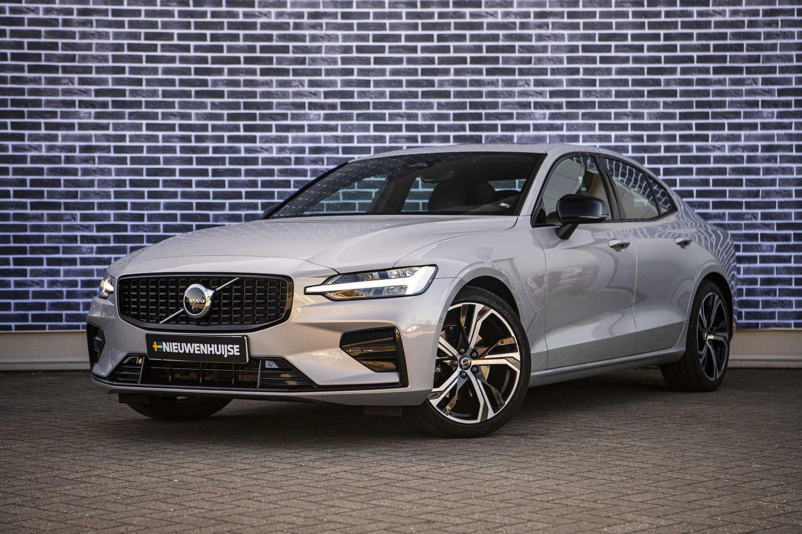 Volvo S60 2.0 B4 Plus Dark | Panoramisch schuif/kantel
