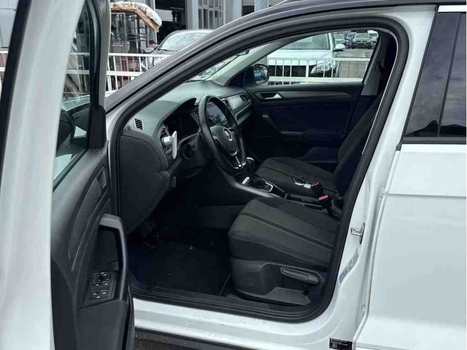 Volkswagen T-Roc 1.5 TSI R-Line - Samsaru's Car Outlet