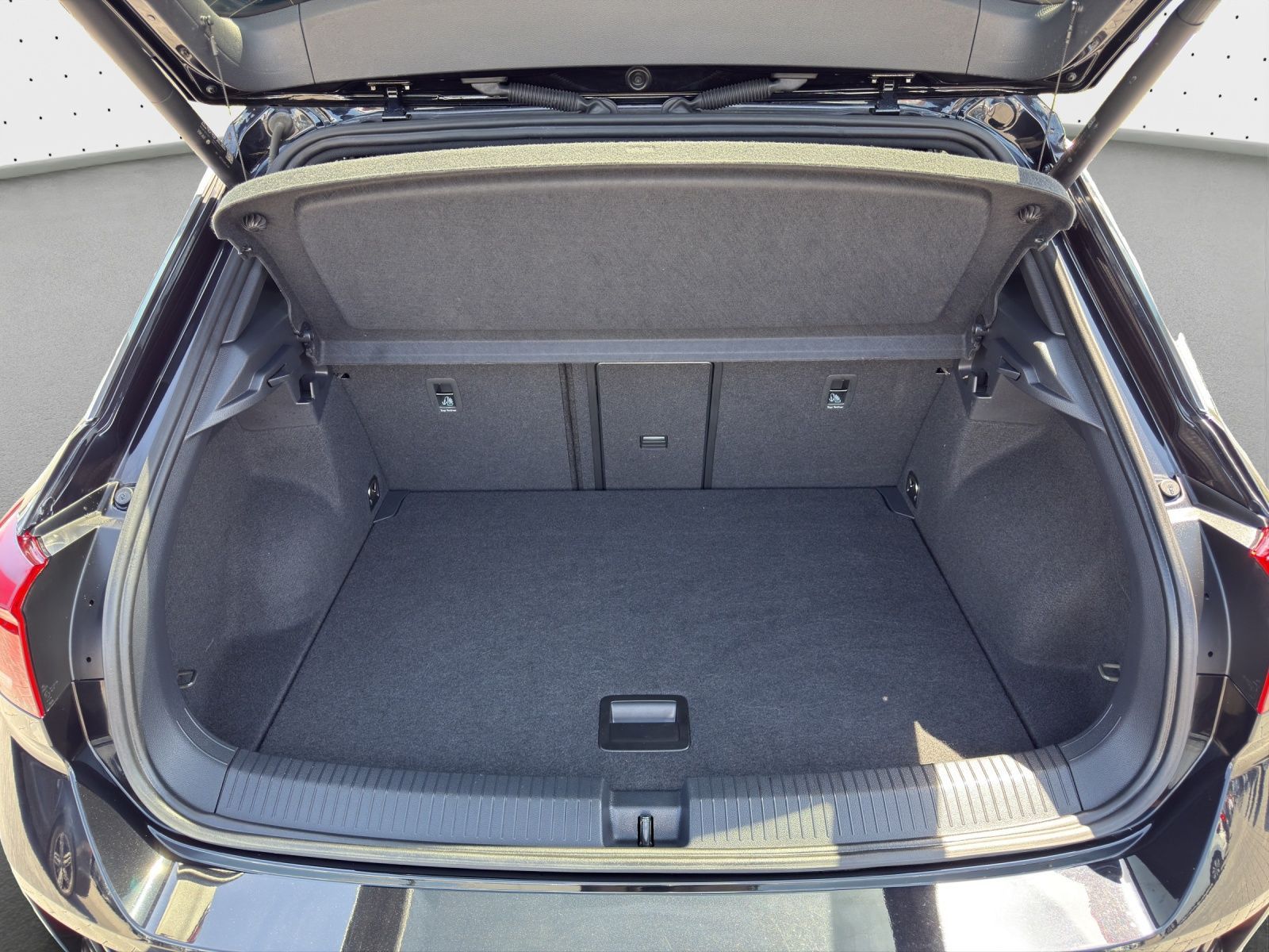 Volkswagen T-Roc 1.5 TSI DSG R-LINE - Samsaru's Car Outlet