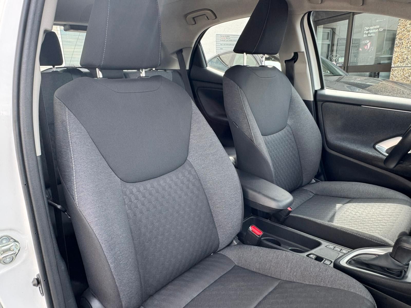 Toyota Yaris 1.5 Hybrid AUT Comfort - Samsaru's Car Outlet