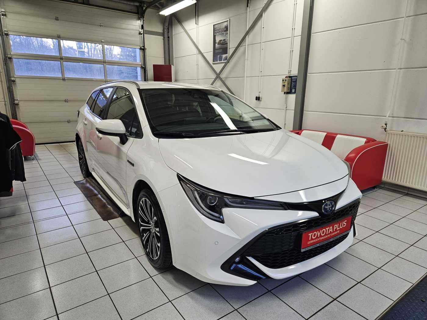 Toyota Corolla Touring Sports Hybrid - Samsaru's Car Outlet