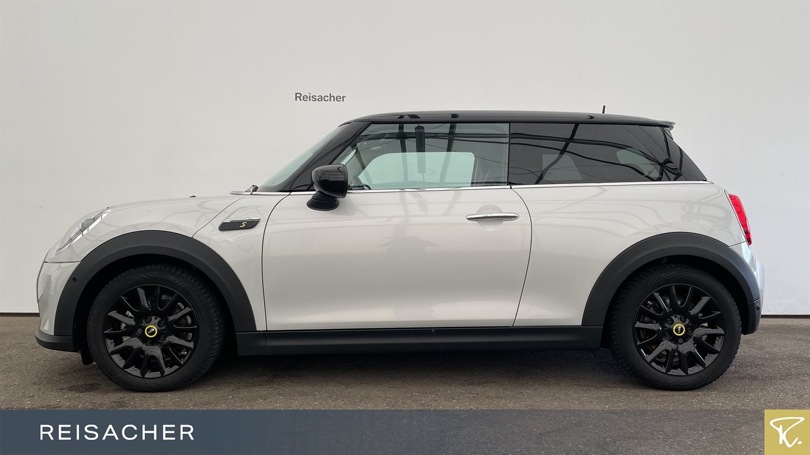 MINI Cooper SE Classic Trim - Samsaru's Car Outlet