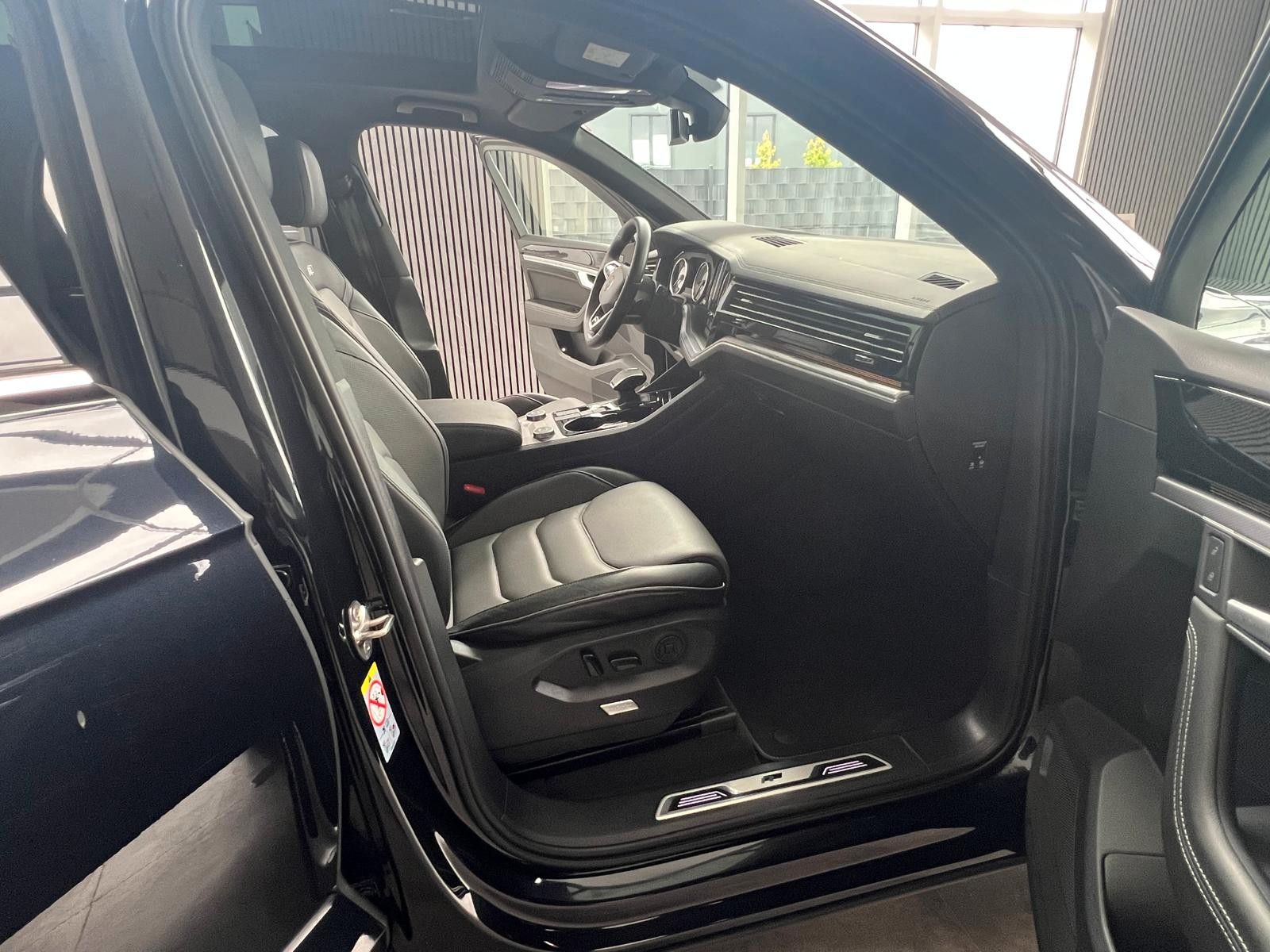 Volkswagen Touareg 3.0 TDI R-Line 4M - Samsaru's Car Outlet