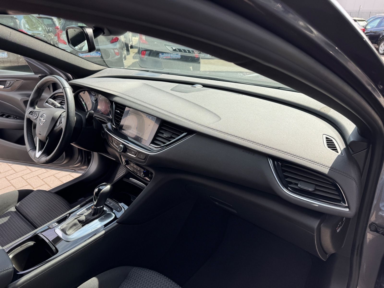 Opel Insignia B Sports Tourer Business - Samsaru's Car Outlet