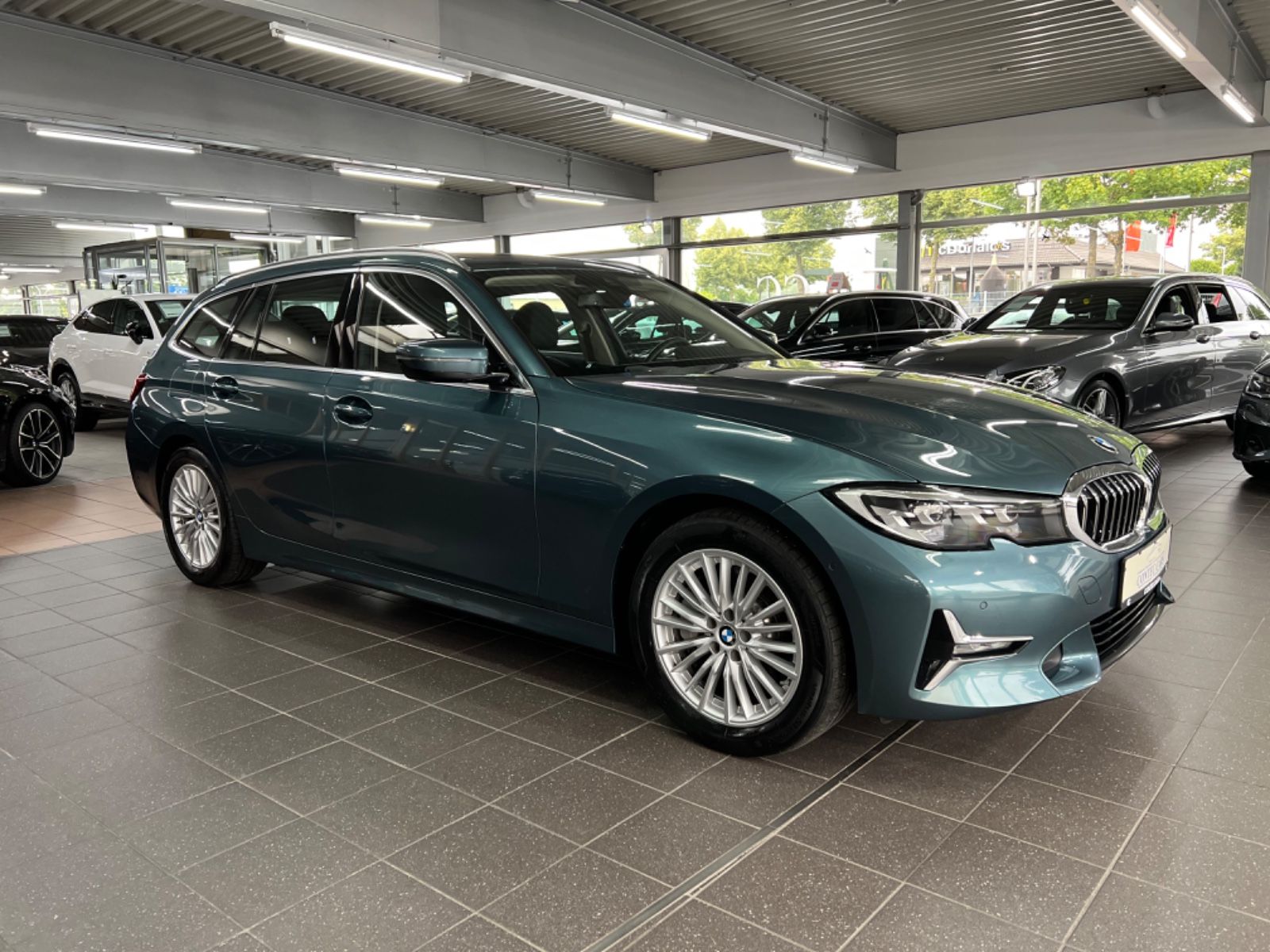 BMW 330e Touring Luxury Line - Samsaru's Car Outlet