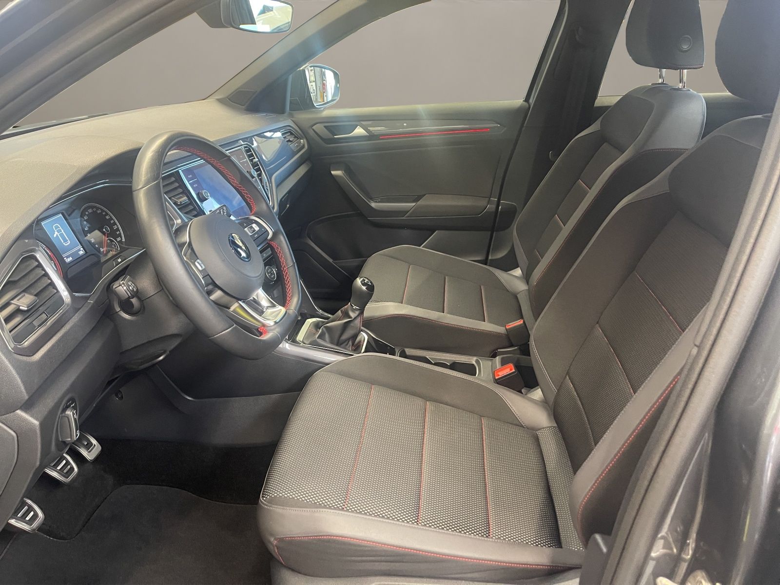 Volkswagen T-Roc 1.5 TSI Sport - Samsaru's Car Outlet