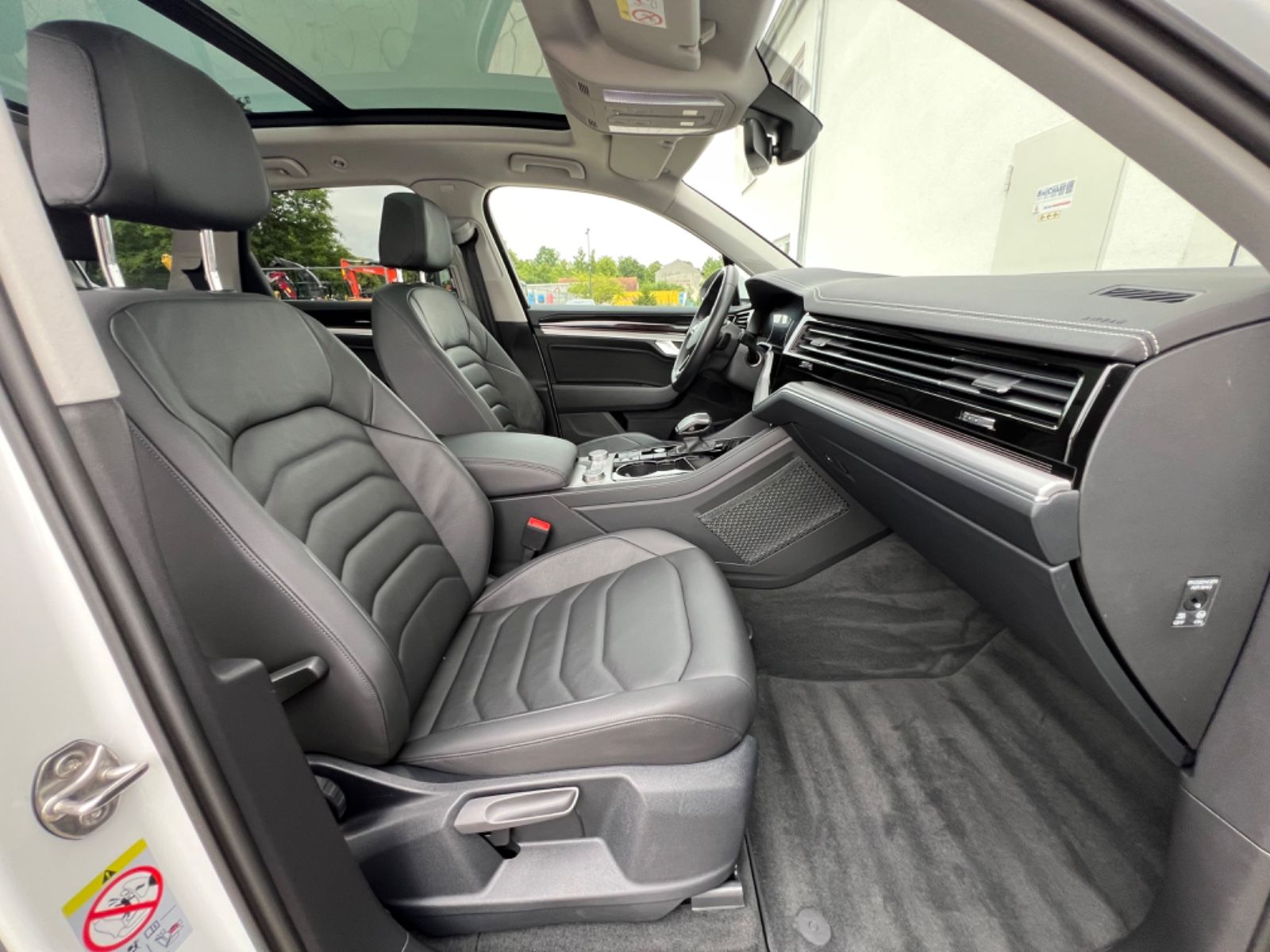 Volkswagen Touareg 4M eHybrid - Samsaru's Car Outlet