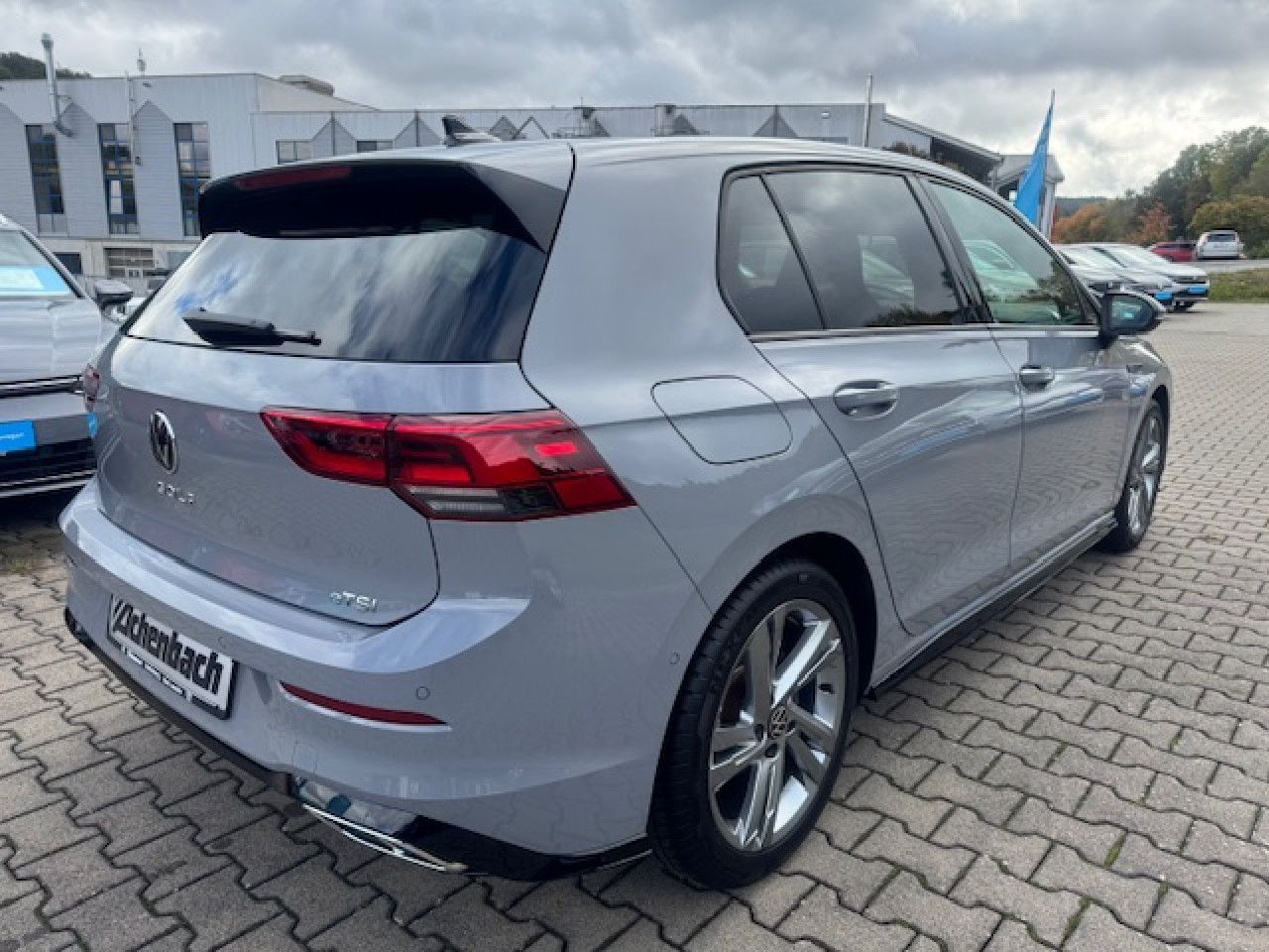 Volkswagen Golf VIII R-Line 1.5 eTSI DSG - Samsaru's Car Outlet