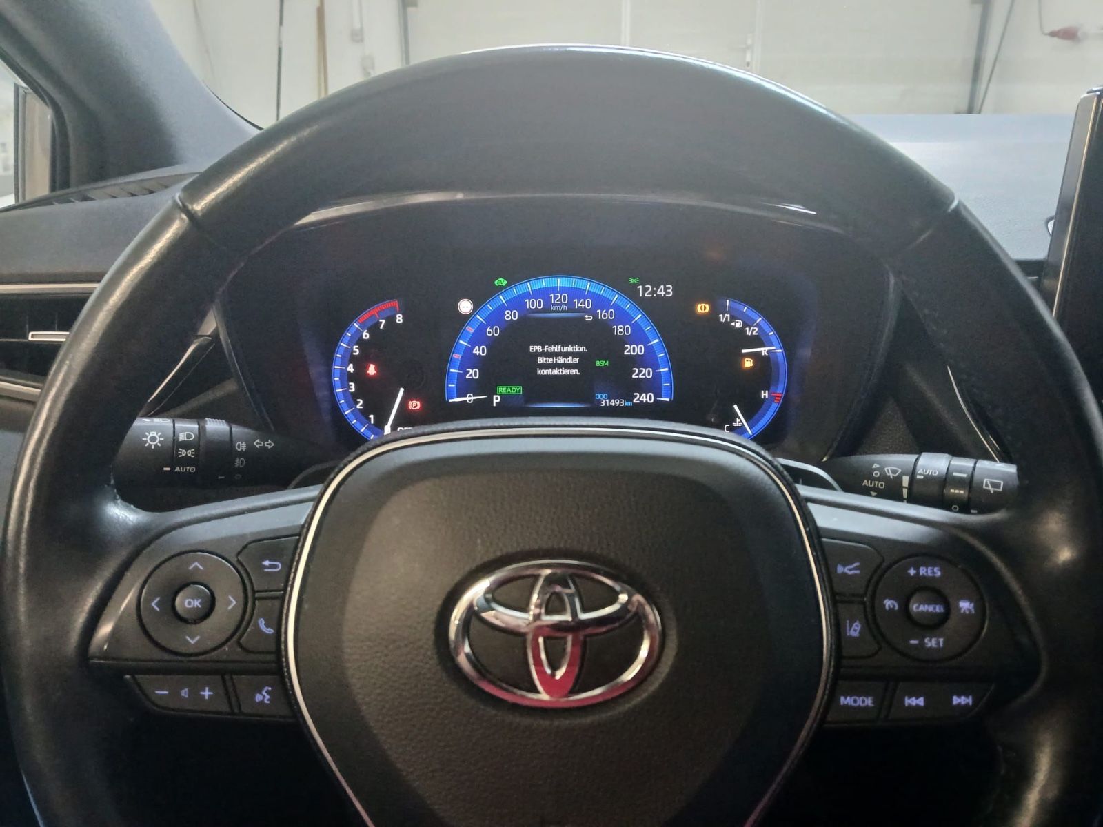 Toyota Corolla Touring Sports 2.0 Hybrid Team - Samsaru's Car Outlet