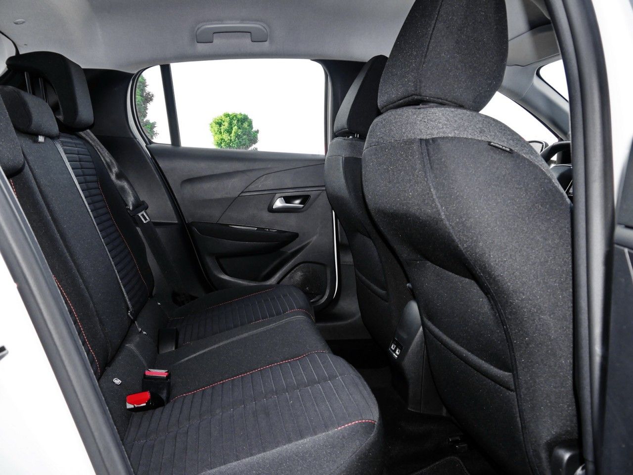 Peugeot 208-e Active Pack 136 - Samsaru's Car Outlet