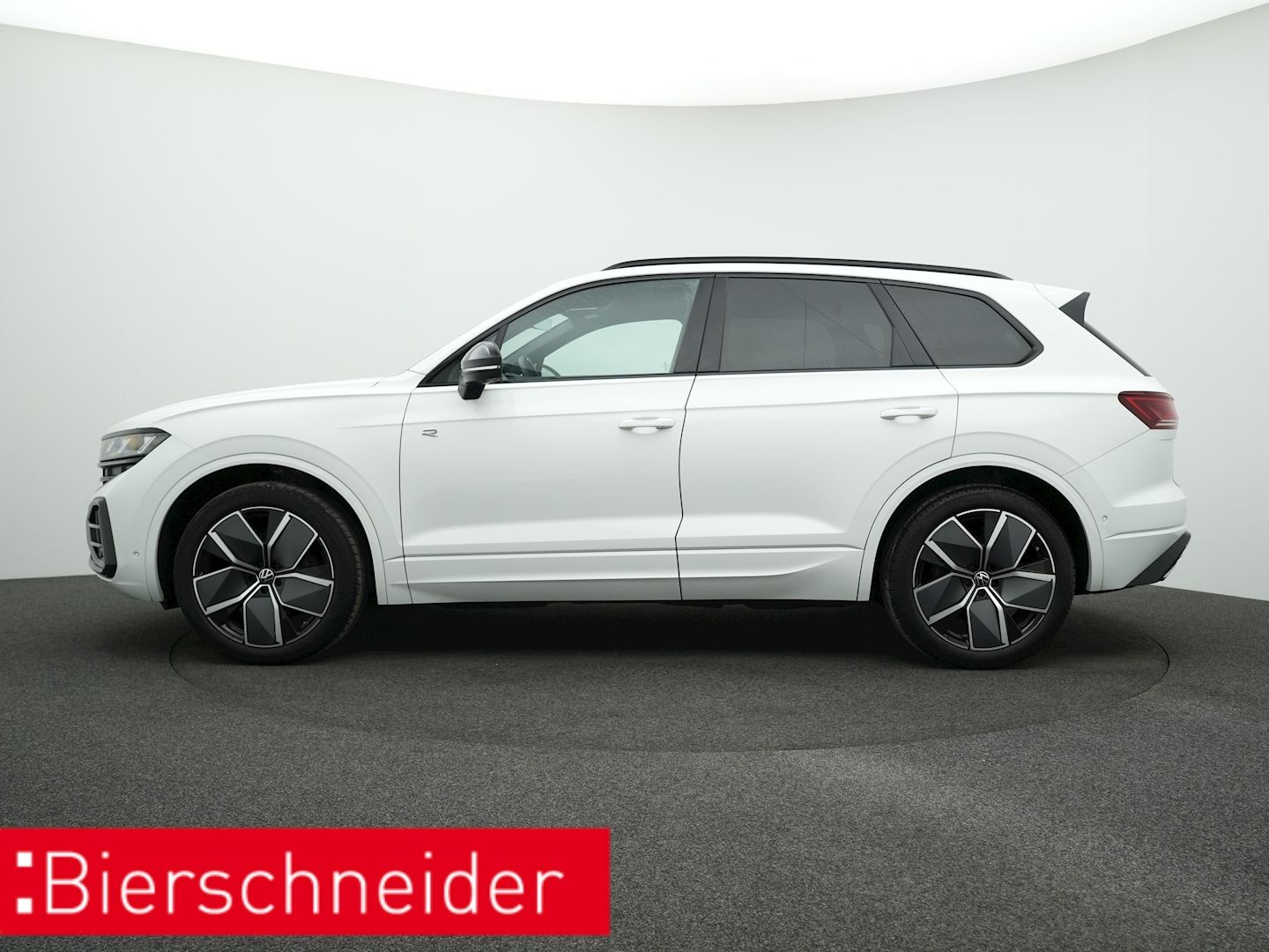 Volkswagen Touareg 3.0 TDI R-line BLACK-STYLE - Samsaru's Car Outlet