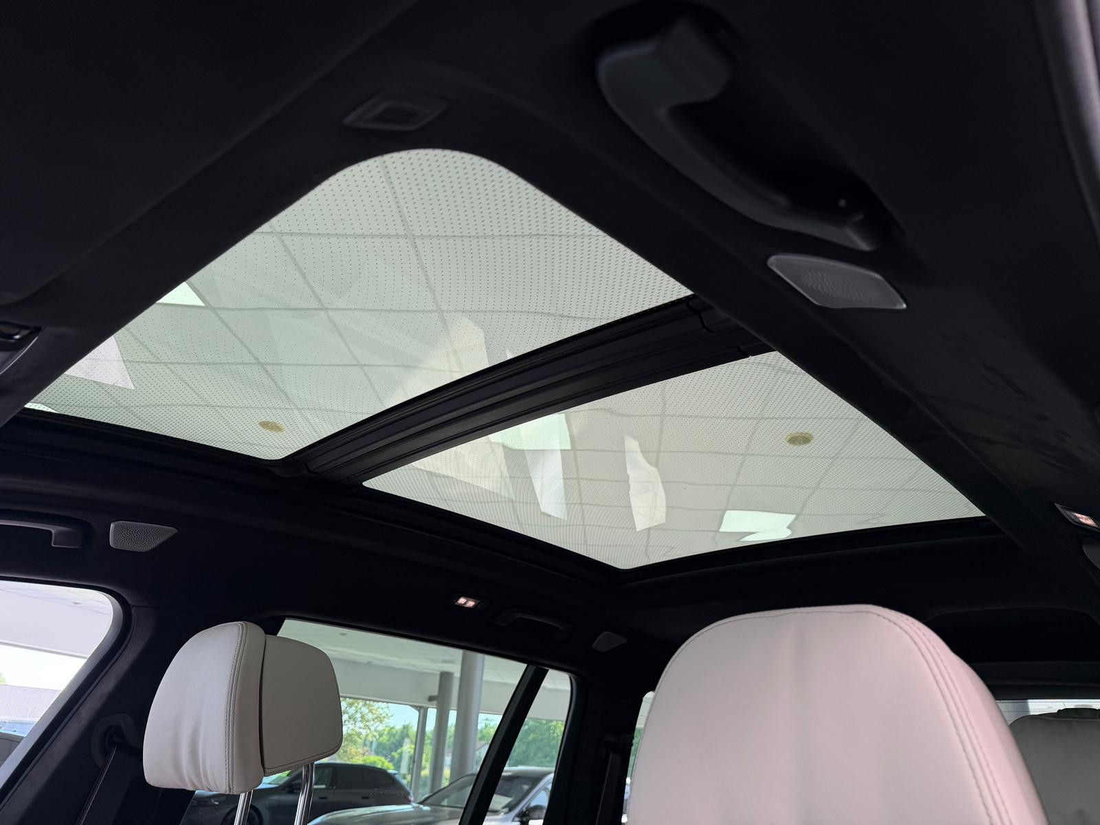 BMW X7 M60 i*PANO-SKY*B&W*HUD*KRISTALL*6-SITZ*360°