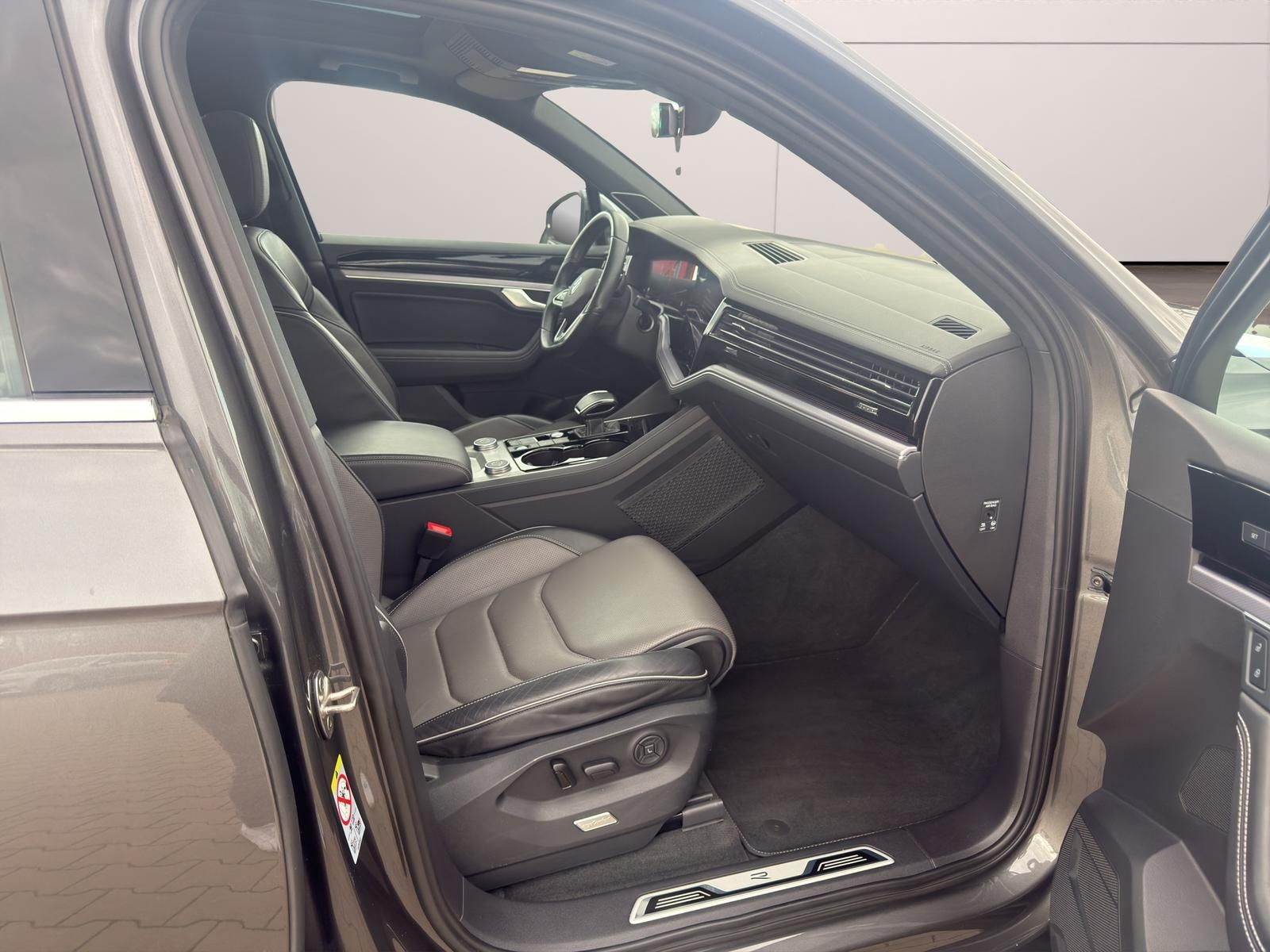 Volkswagen Touareg 3.0V6 TDI DSG R-Line 4x4*ST.HZG*PANO*360