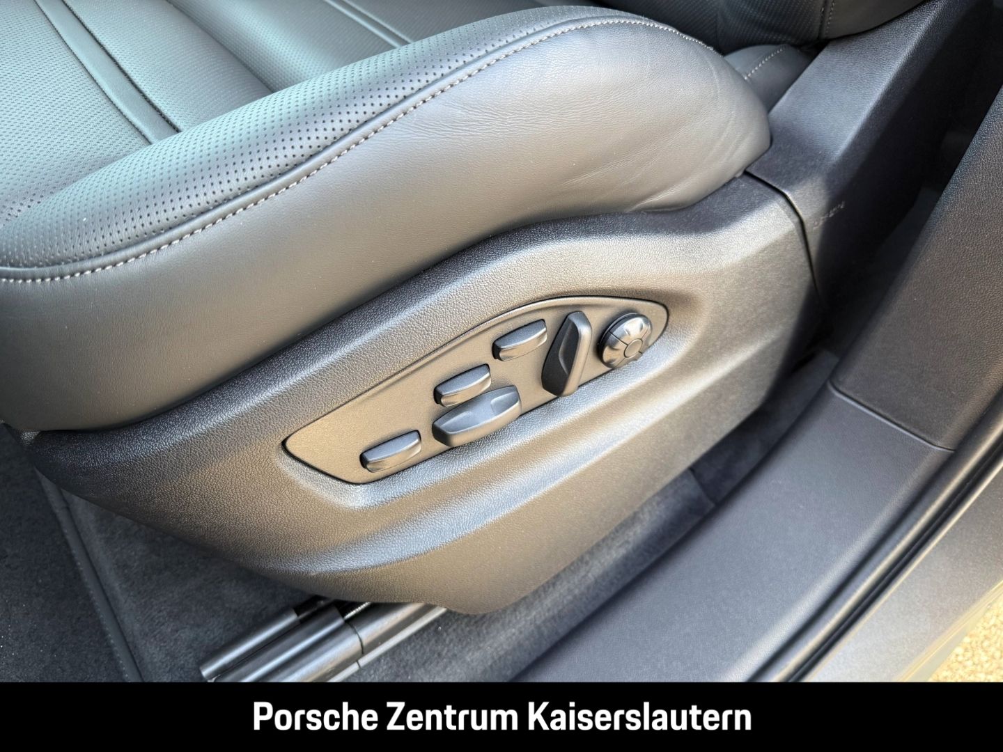 Porsche Cayenne E-Hybrid Black Edition HA-Lenkung 21-Zol