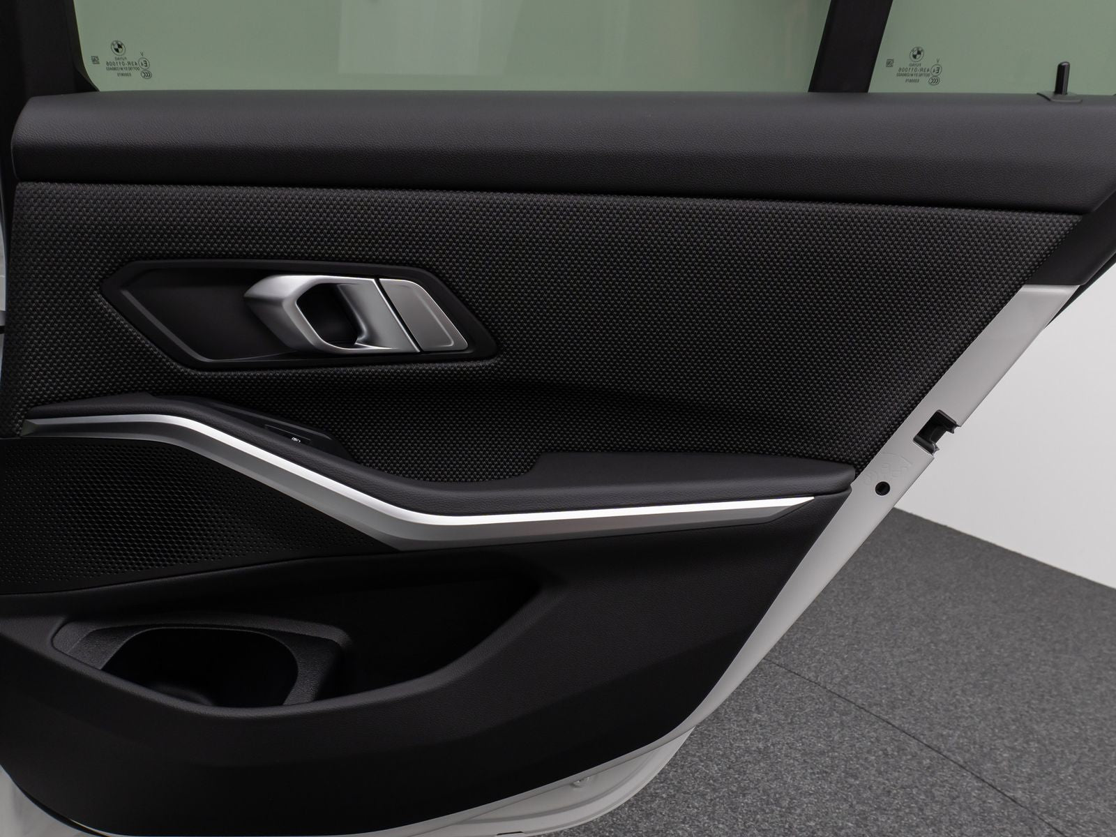 BMW 330e - Samsaru's Car Outlet