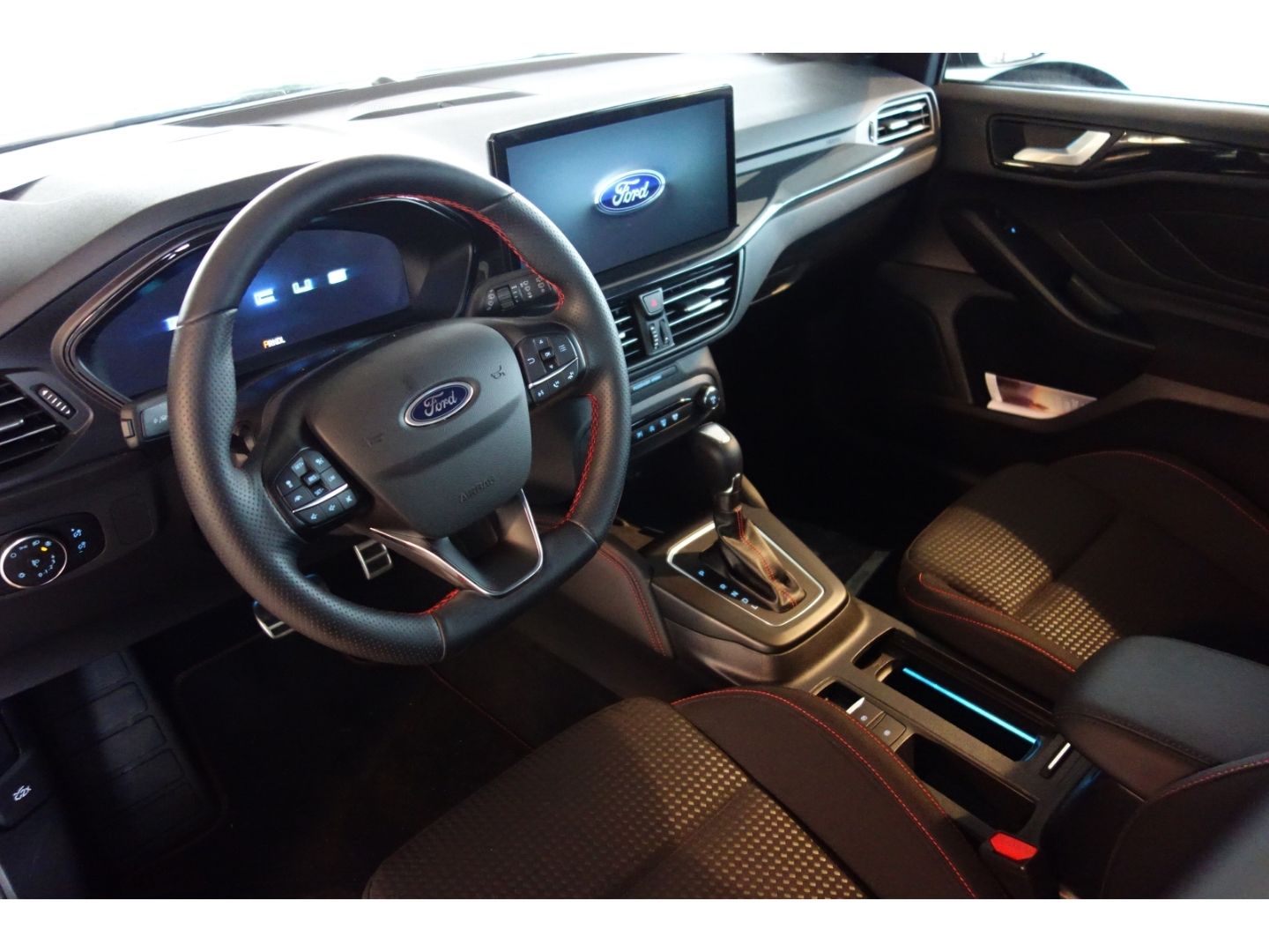 Ford Focus Turnier ST-Line X MHEV AHK PANO ACC SHZ BO