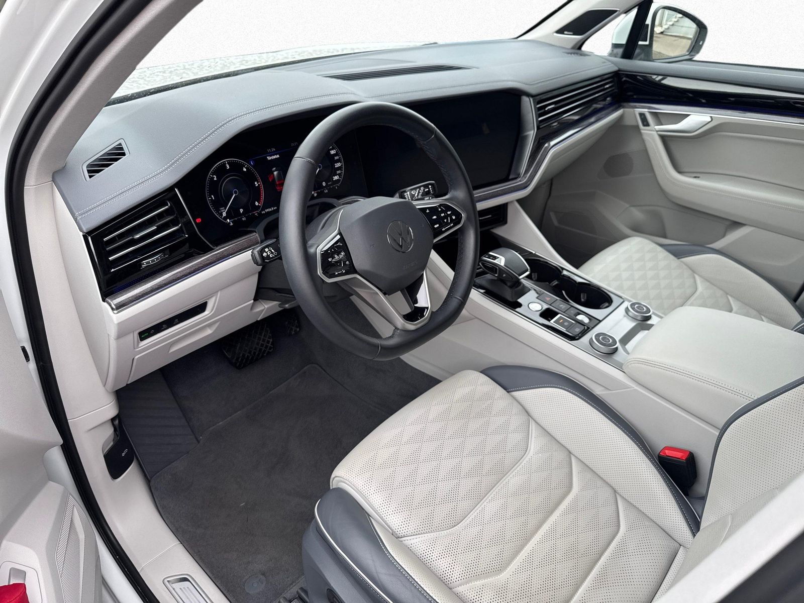 Volkswagen Touareg Elegance 3.0 TDI 4MOTION - Samsaru's Car Outlet