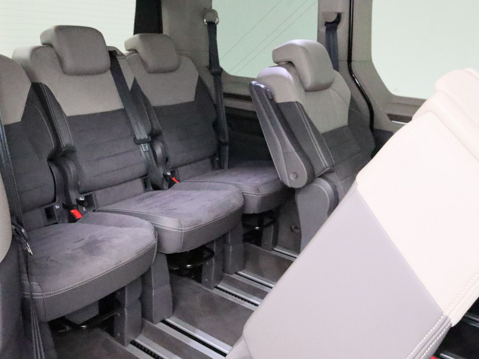 Volkswagen T7 Multivan 2.0 TDI Style - Samsaru's Car Outlet