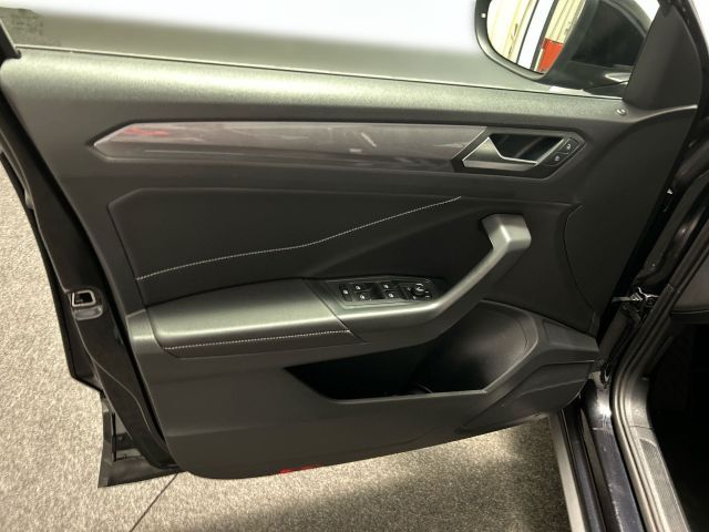 Volkswagen T-Roc 1.5 TSI DSG Style - Samsaru's Car Outlet