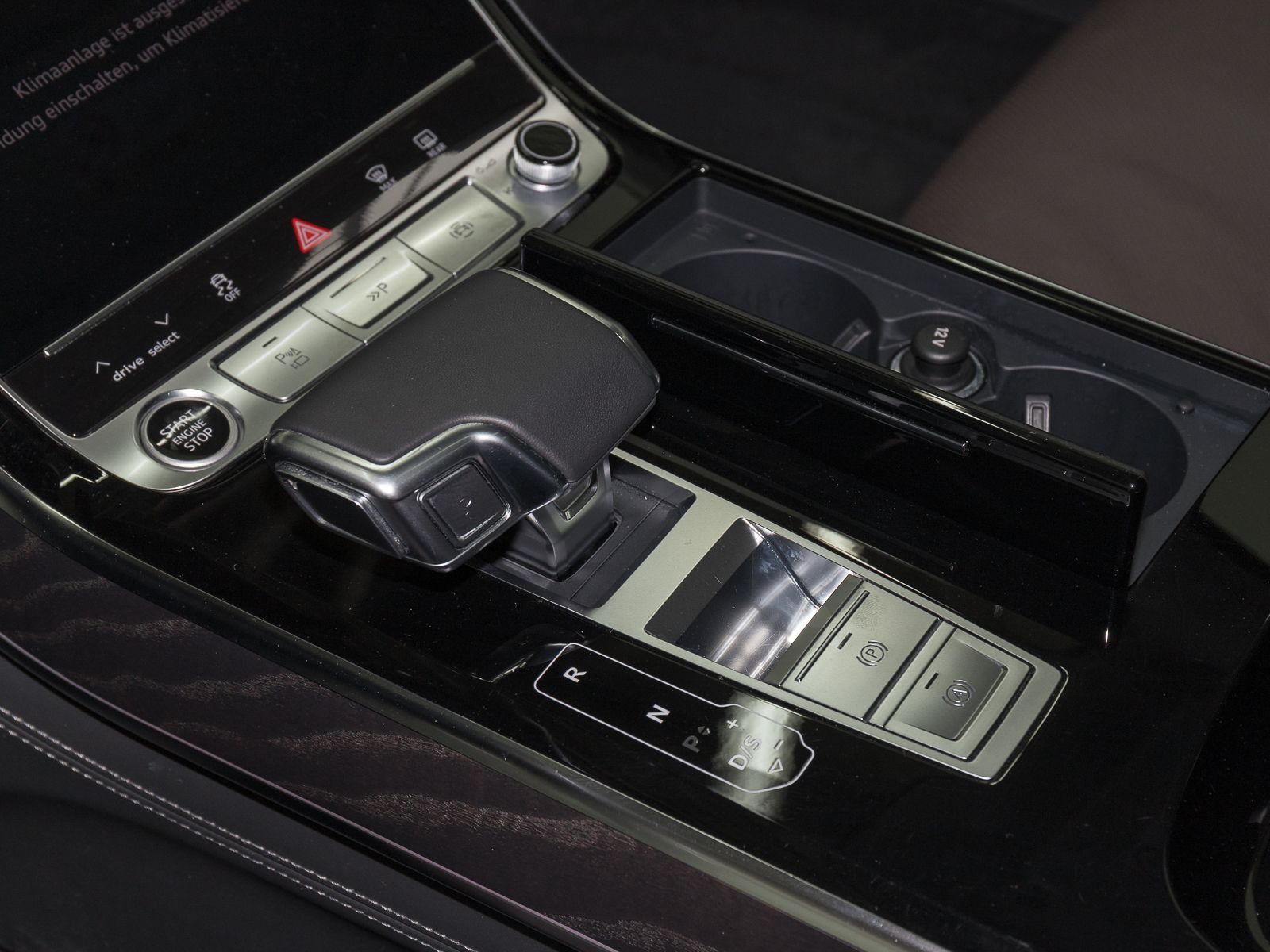 Audi A8 Lang 60 TFSIe Q - Samsaru's Car Outlet