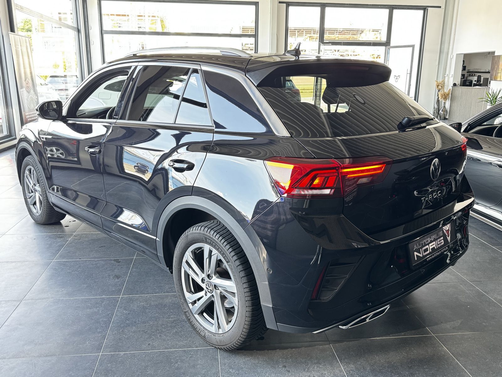 Volkswagen T-Roc 1.0 TSI R-Line - Samsaru's Car Outlet